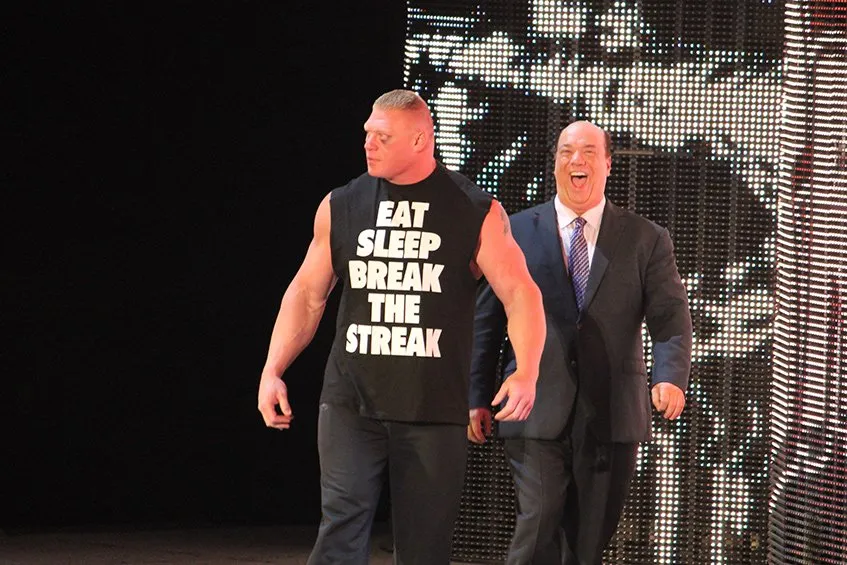 Paul Heyman a acompanhar um dos seus clientes, Brock Lesnar